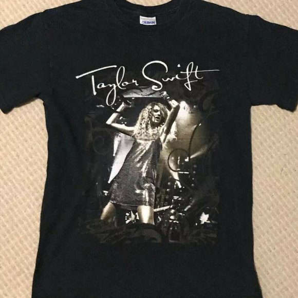 Gildan Tops - Vintage Taylor Swift Fearless Tour T-Shirt Concert 2009 Adult Size Small